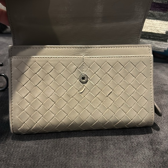 Authentic Bottega Veneta Intrecciato 6x4 Leather Wallet In Limestone - Picture 12 of 12